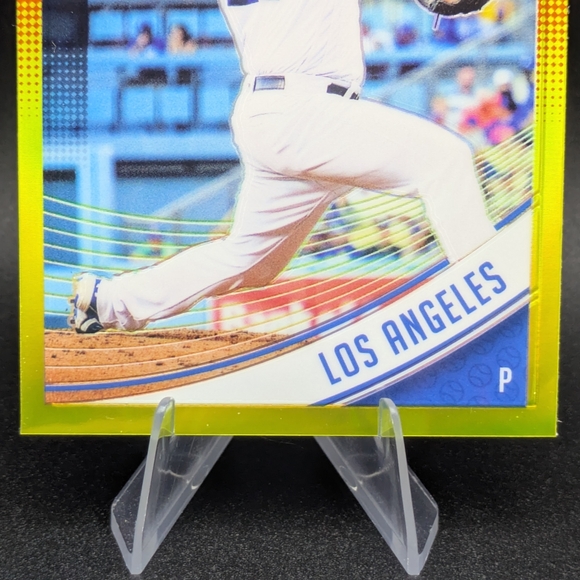 2018 Donruss Optic Red and Yellow Prizm #120 Clayton Kershaw Los Angeles Dodgers - Picture 3 of 6
